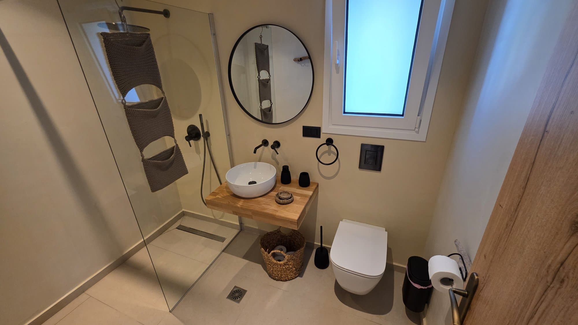 Lemoni — Bathroom 1