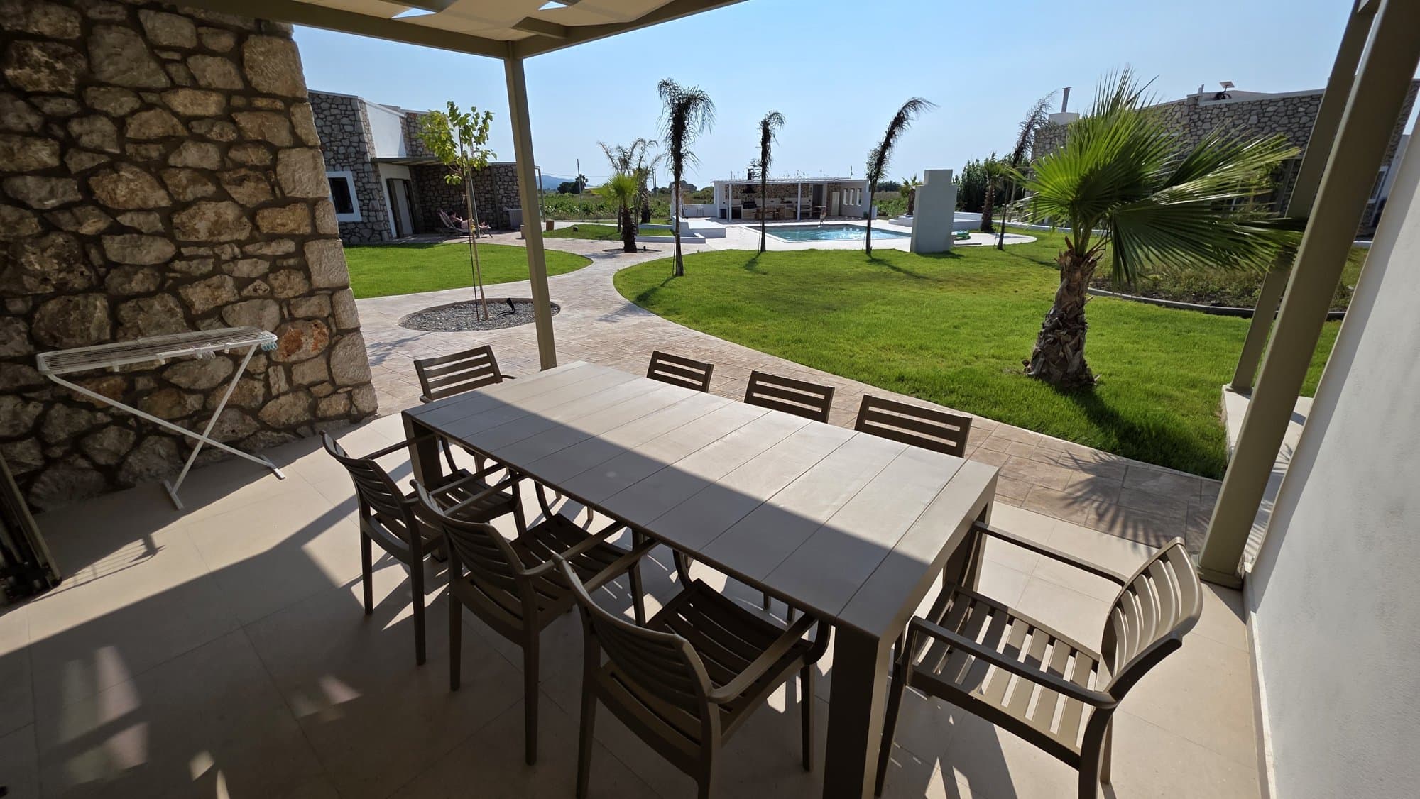 Lemoni — Garden & pool 3