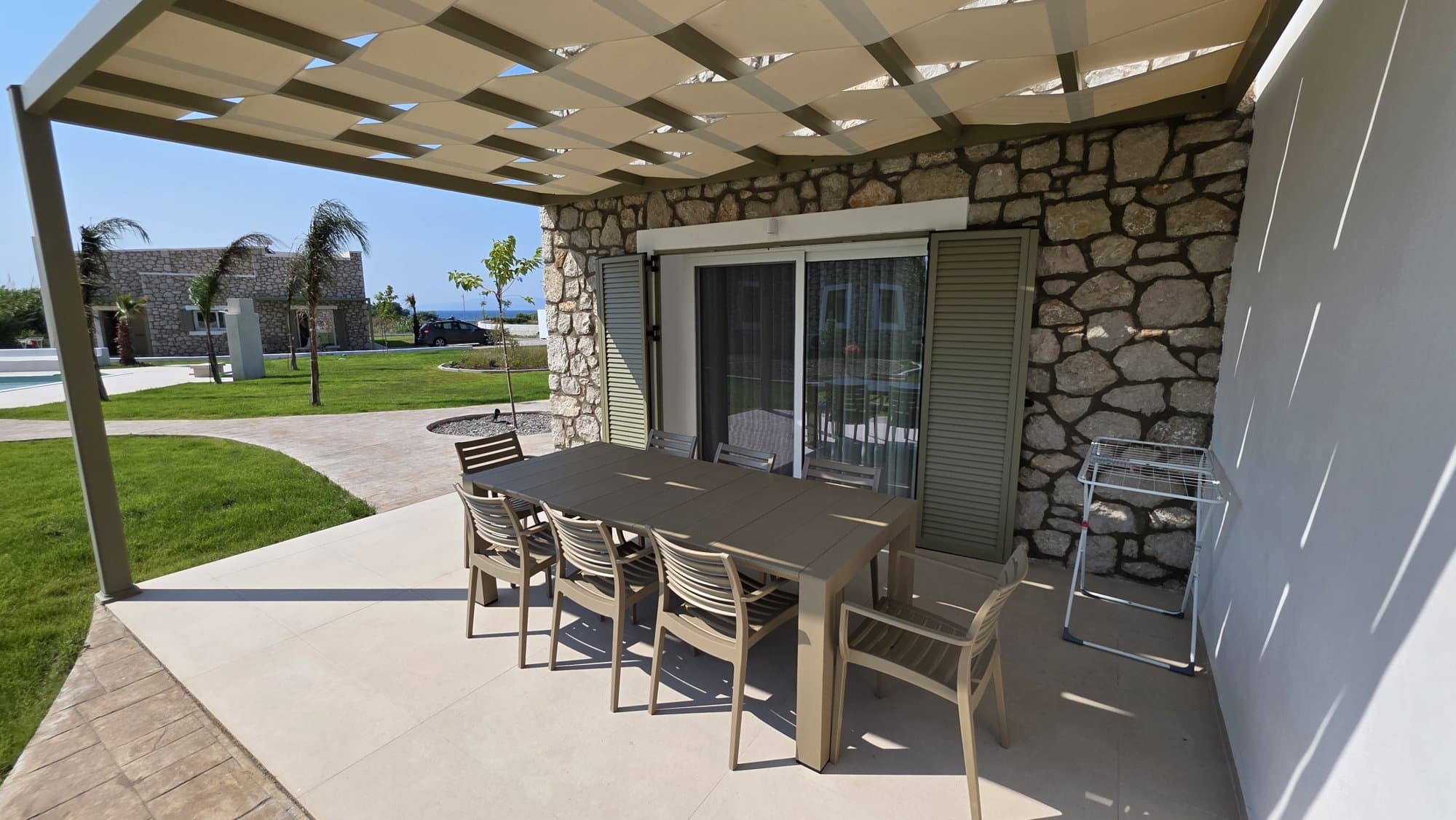 Olive — Garden & pool 1