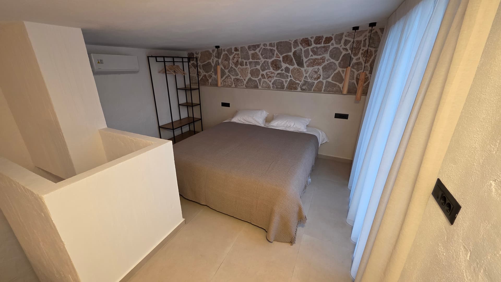 Olive — interior 1